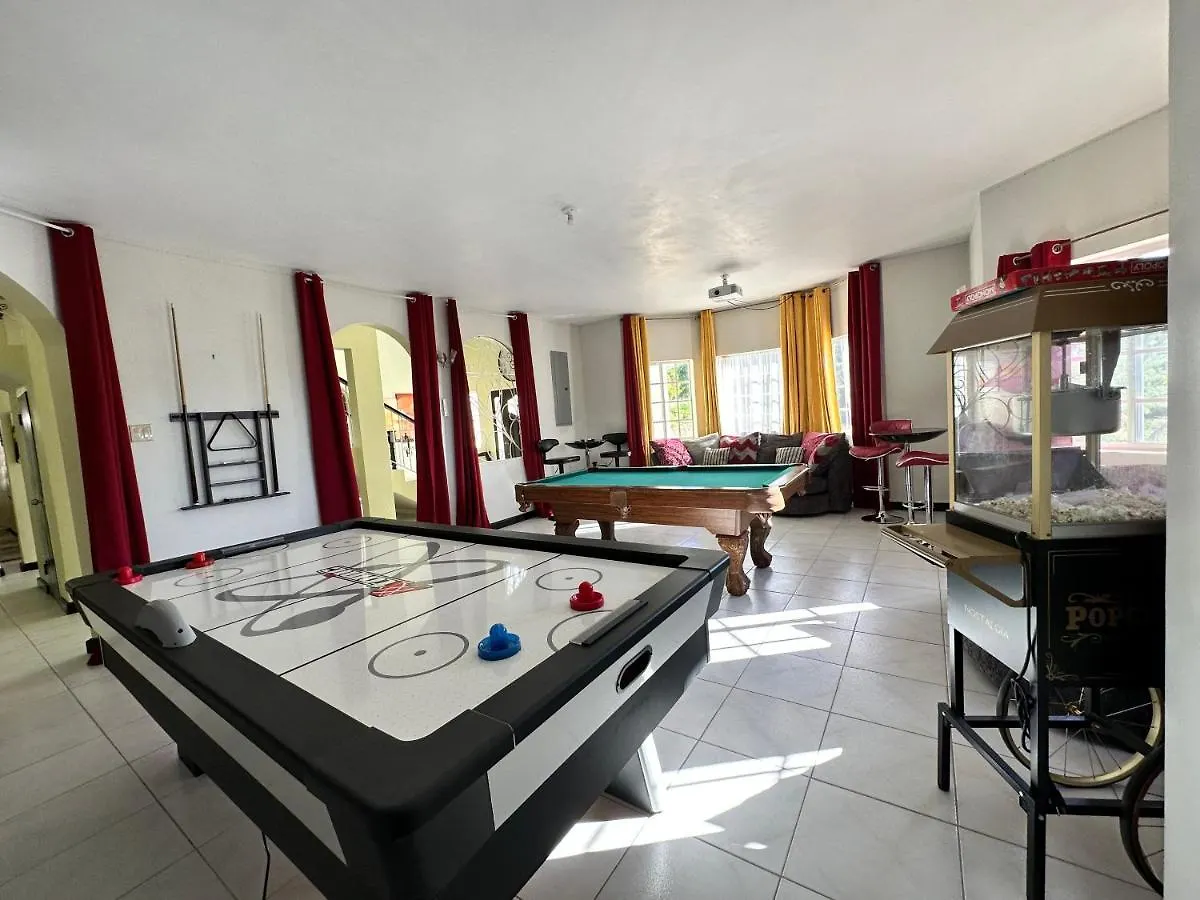 A Luxurious 4-Bedroom Private Villa With Games Room, Theatre & Modern Art モンテゴ・ベイ