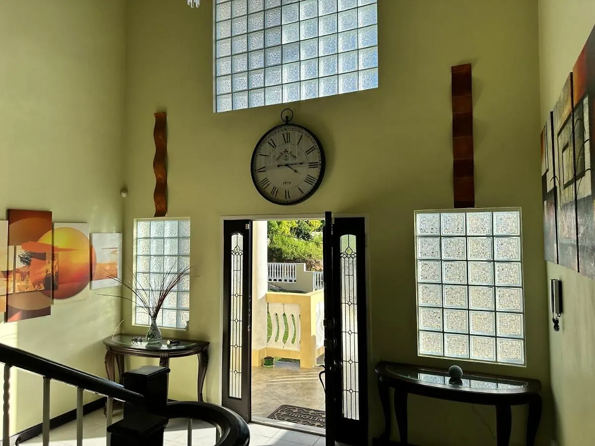 A Luxurious 4-Bedroom Private Villa With Games Room, Theatre & Modern Art モンテゴ・ベイ