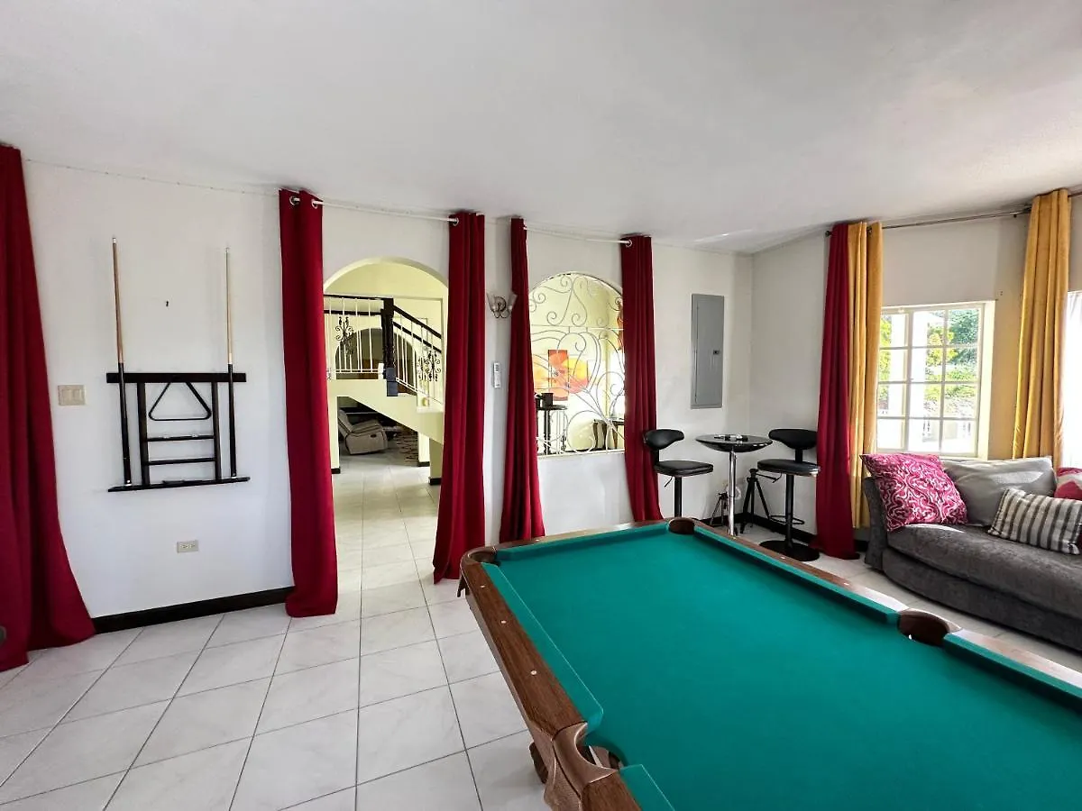 A Luxurious 4-Bedroom Private Villa With Games Room, Theatre & Modern Art モンテゴ・ベイ ジャマイカ