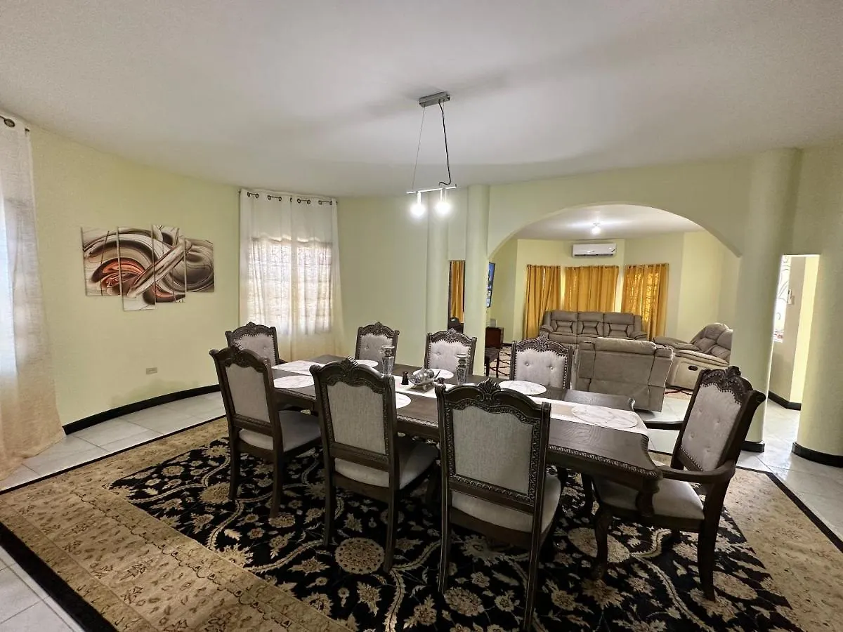 A Luxurious 4-Bedroom Private Villa With Games Room, Theatre & Modern Art モンテゴ・ベイ ジャマイカ