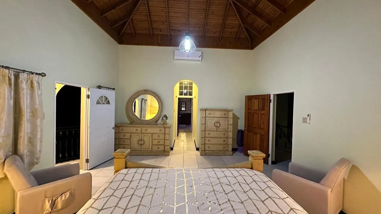 A Luxurious 4-Bedroom Private Villa With Games Room, Theatre & Modern Art モンテゴ・ベイ 0*,