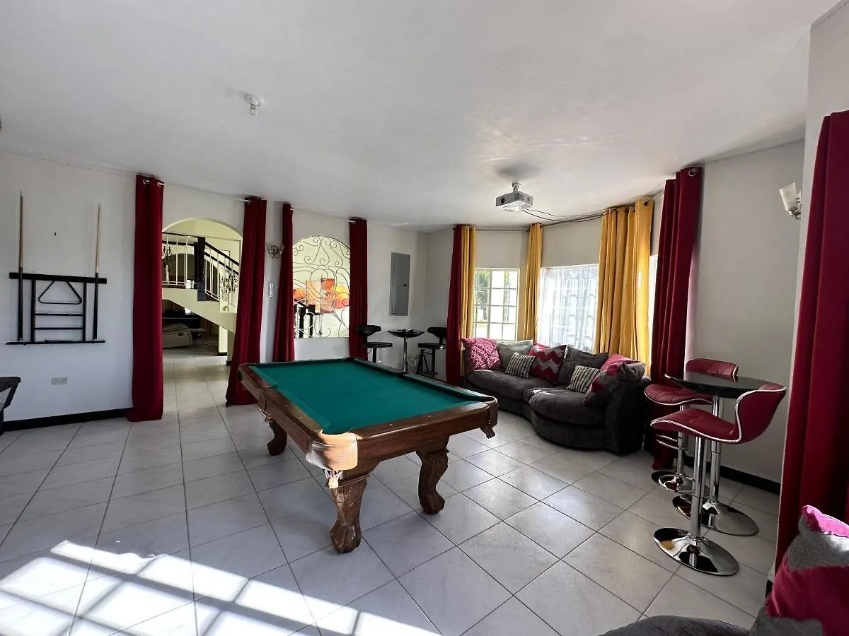 A Luxurious 4-Bedroom Private Villa With Games Room, Theatre & Modern Art モンテゴ・ベイ