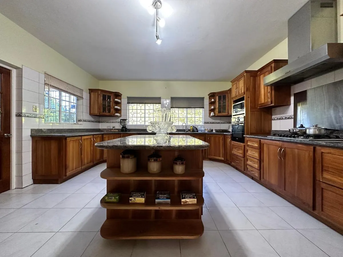 A Luxurious 4-Bedroom Private Villa With Games Room, Theatre & Modern Art モンテゴ・ベイ