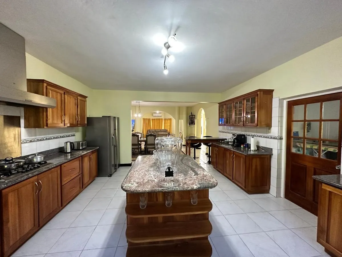 A Luxurious 4-Bedroom Private Villa With Games Room, Theatre & Modern Art モンテゴ・ベイ