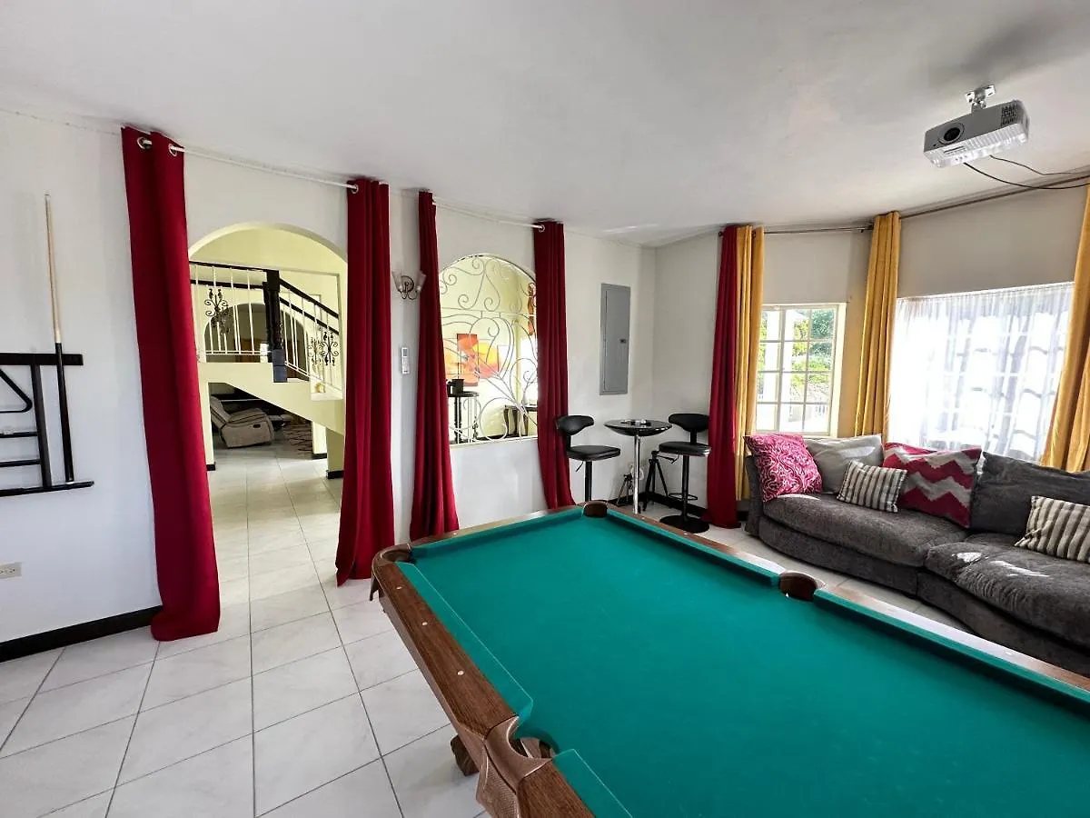 A Luxurious 4-Bedroom Private Villa With Games Room, Theatre & Modern Art モンテゴ・ベイ 0*,