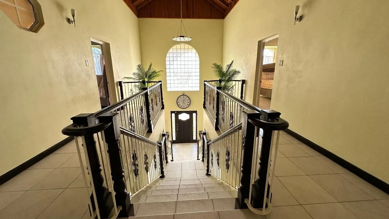 A Luxurious 4-Bedroom Private Villa With Games Room, Theatre & Modern Art モンテゴ・ベイ ジャマイカ