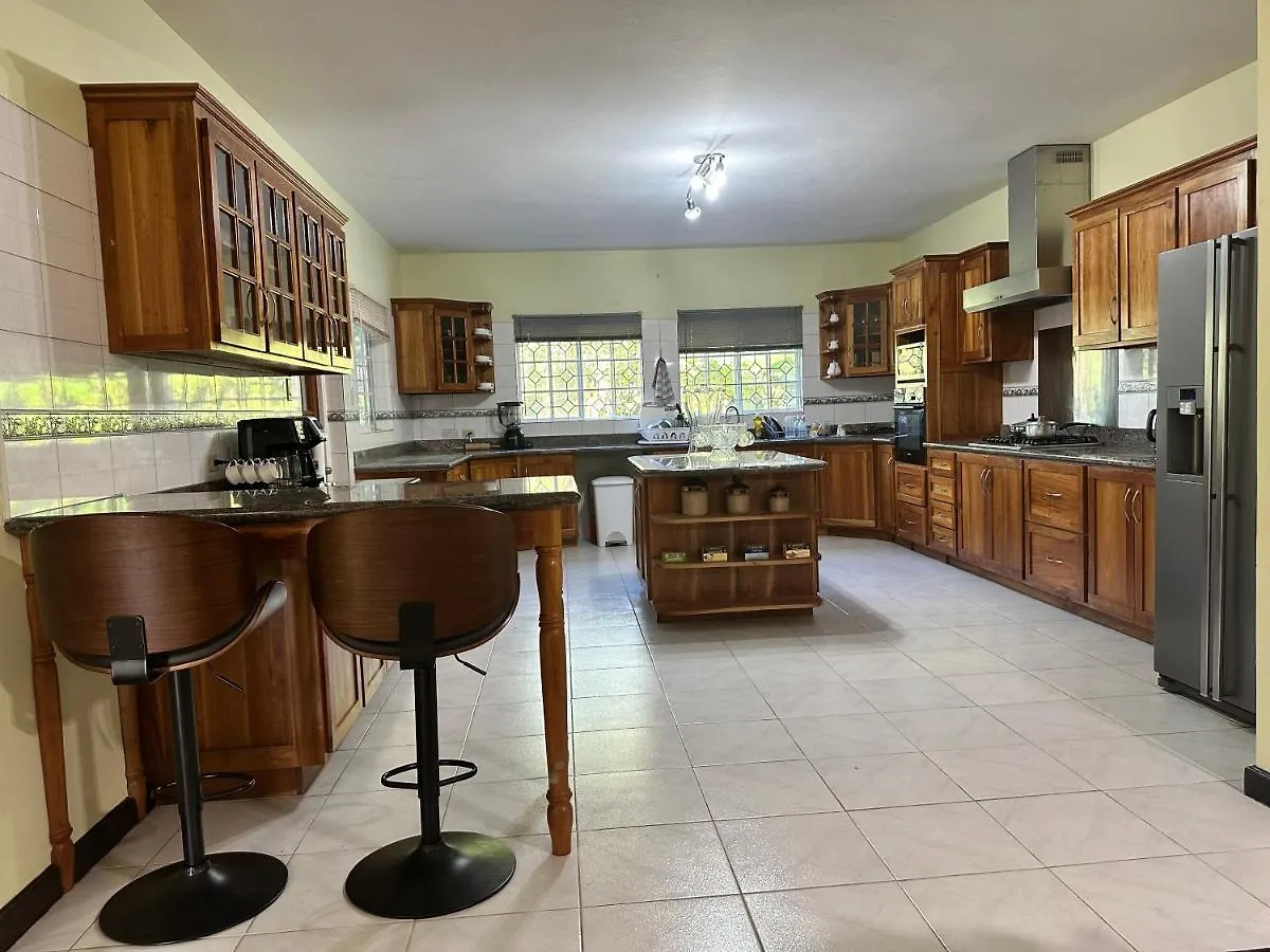 A Luxurious 4-Bedroom Private Villa With Games Room, Theatre & Modern Art モンテゴ・ベイ ジャマイカ