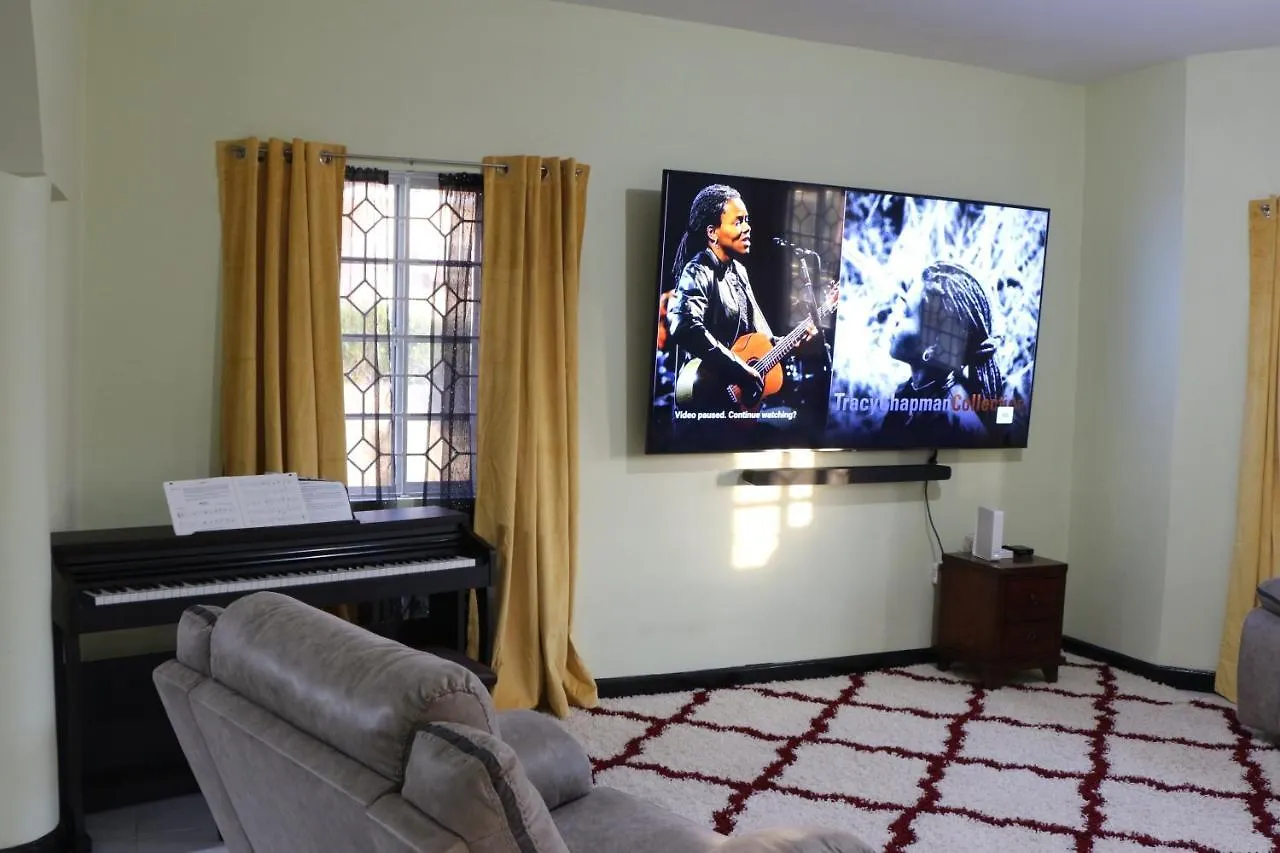 A Luxurious 4-Bedroom Private Villa With Games Room, Theatre & Modern Art モンテゴ・ベイ