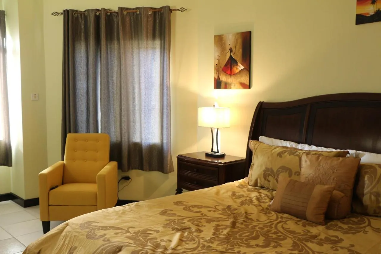 A Luxurious 4-Bedroom Private Villa With Games Room, Theatre & Modern Art モンテゴ・ベイ