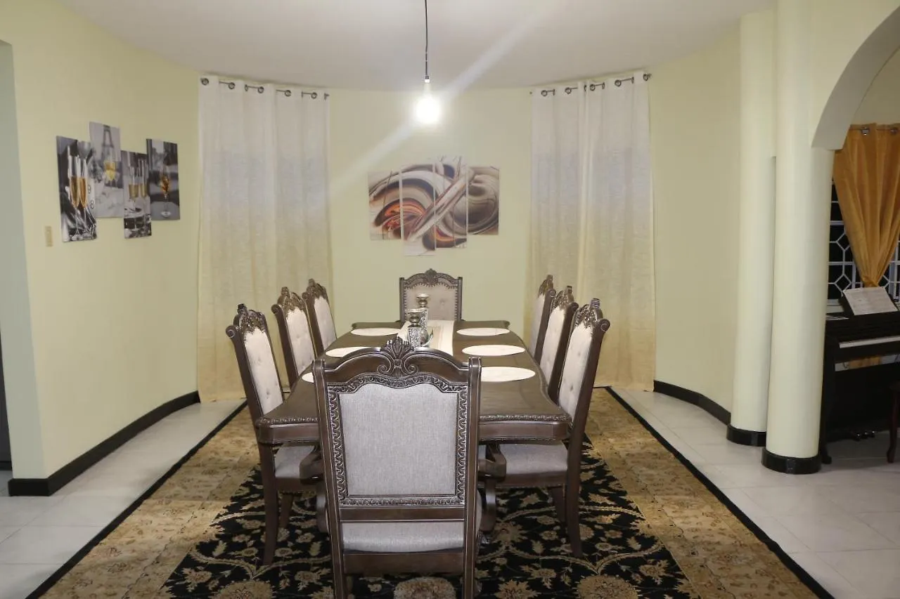 A Luxurious 4-Bedroom Private Villa With Games Room, Theatre & Modern Art モンテゴ・ベイ ジャマイカ