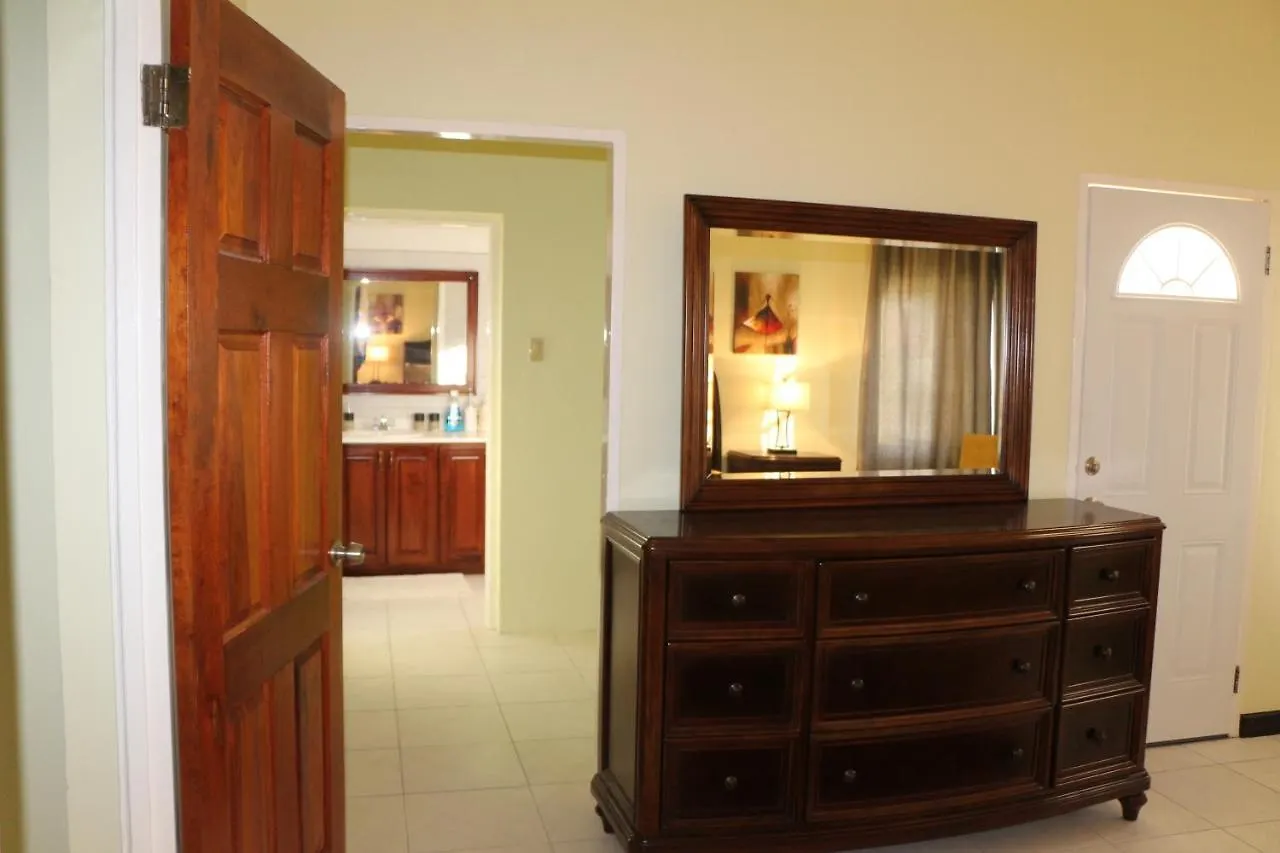 A Luxurious 4-Bedroom Private Villa With Games Room, Theatre & Modern Art モンテゴ・ベイ