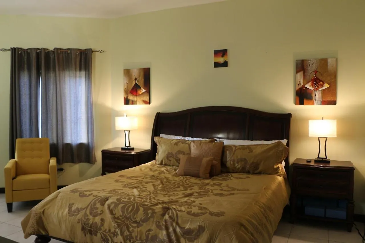 A Luxurious 4-Bedroom Private Villa With Games Room, Theatre & Modern Art モンテゴ・ベイ